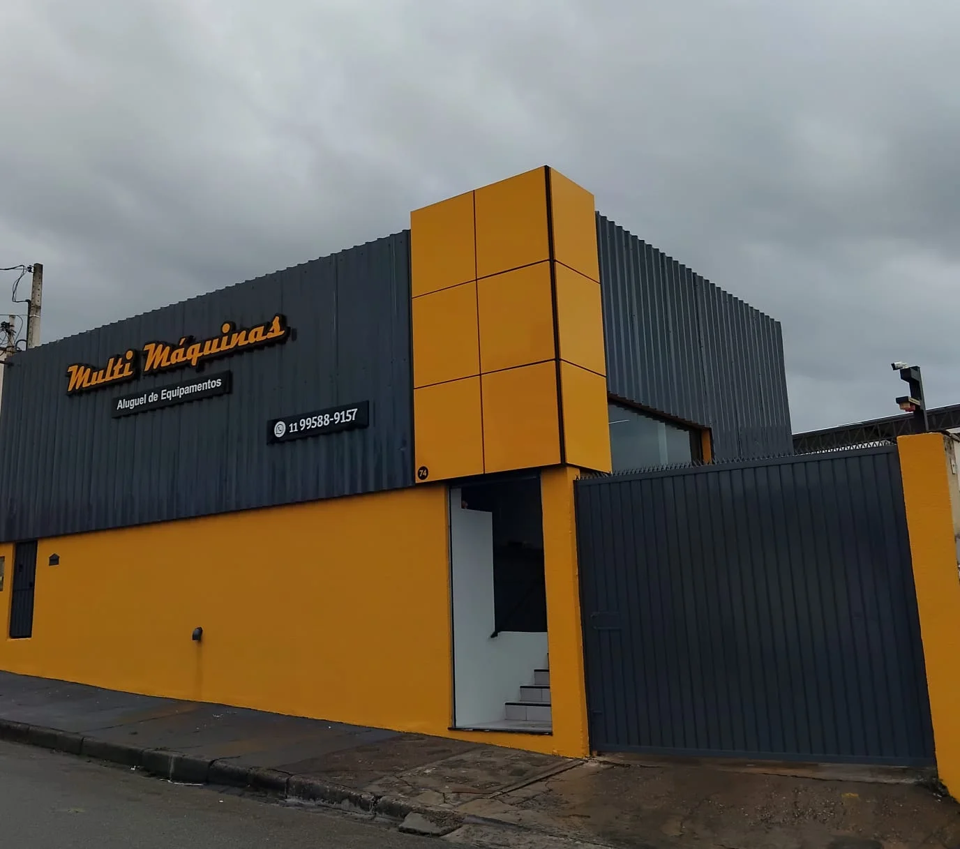 Fachada moderna da sede atual da Multi Máquinas em Atibaia/SP